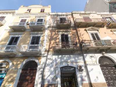 Di fronte si innalzano tre fabbricati, quasi disposti in ordine cromatico dal giallino chiaro all�arancione. Presentano cornicioni decorati, timpani e ringhiere in ferro battuto
